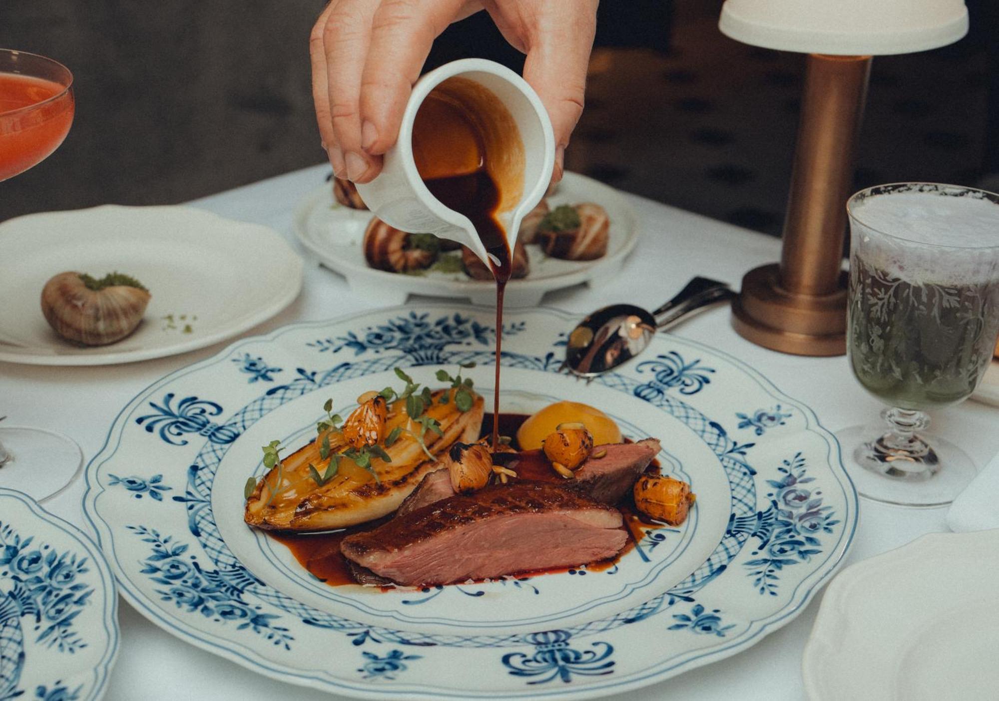 Five Luxe Hotel Dubaj Kültér fotó A duck dish at the restaurant