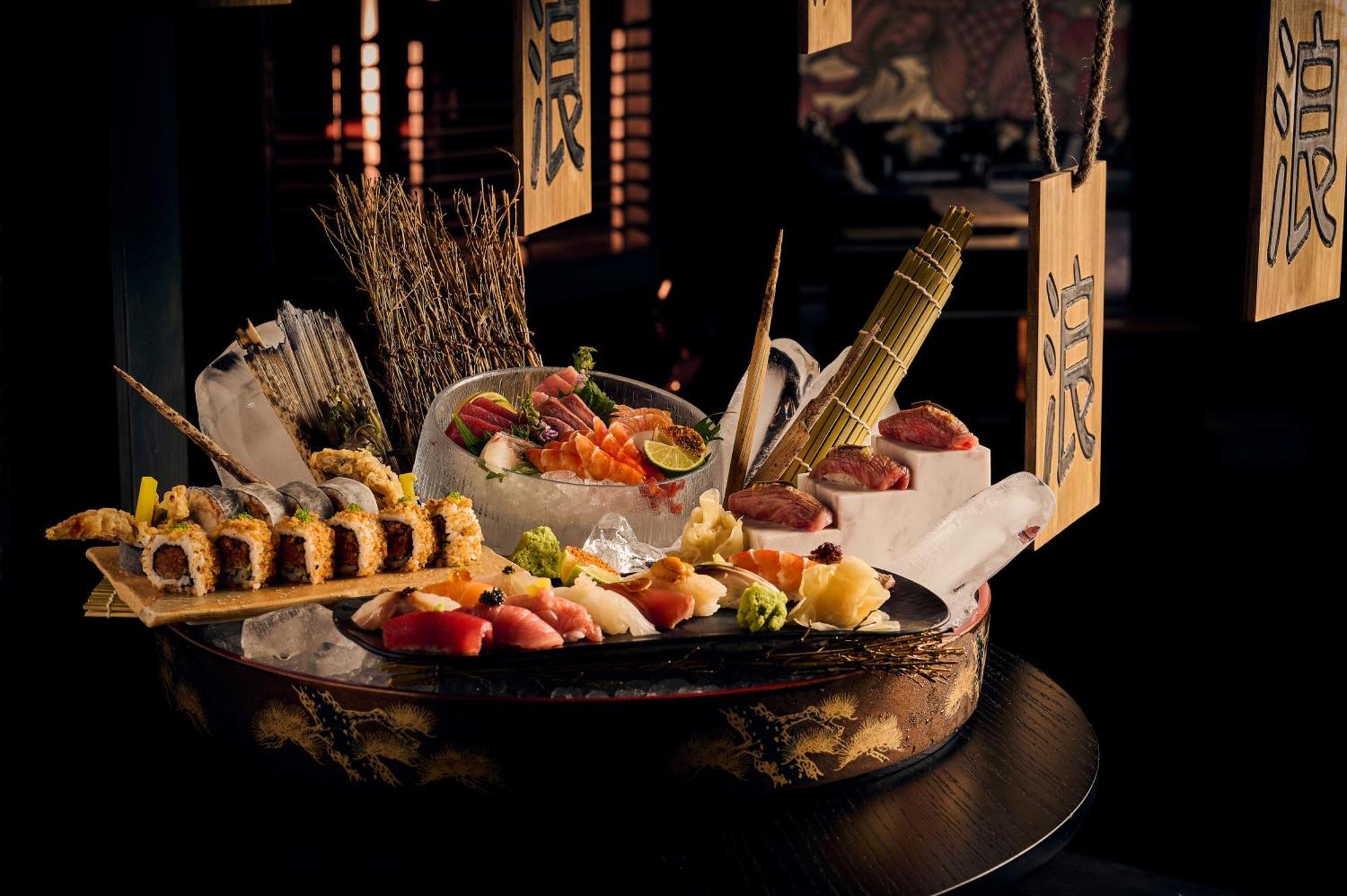 Five Luxe Hotel Dubaj Kültér fotó A sashimi platter
