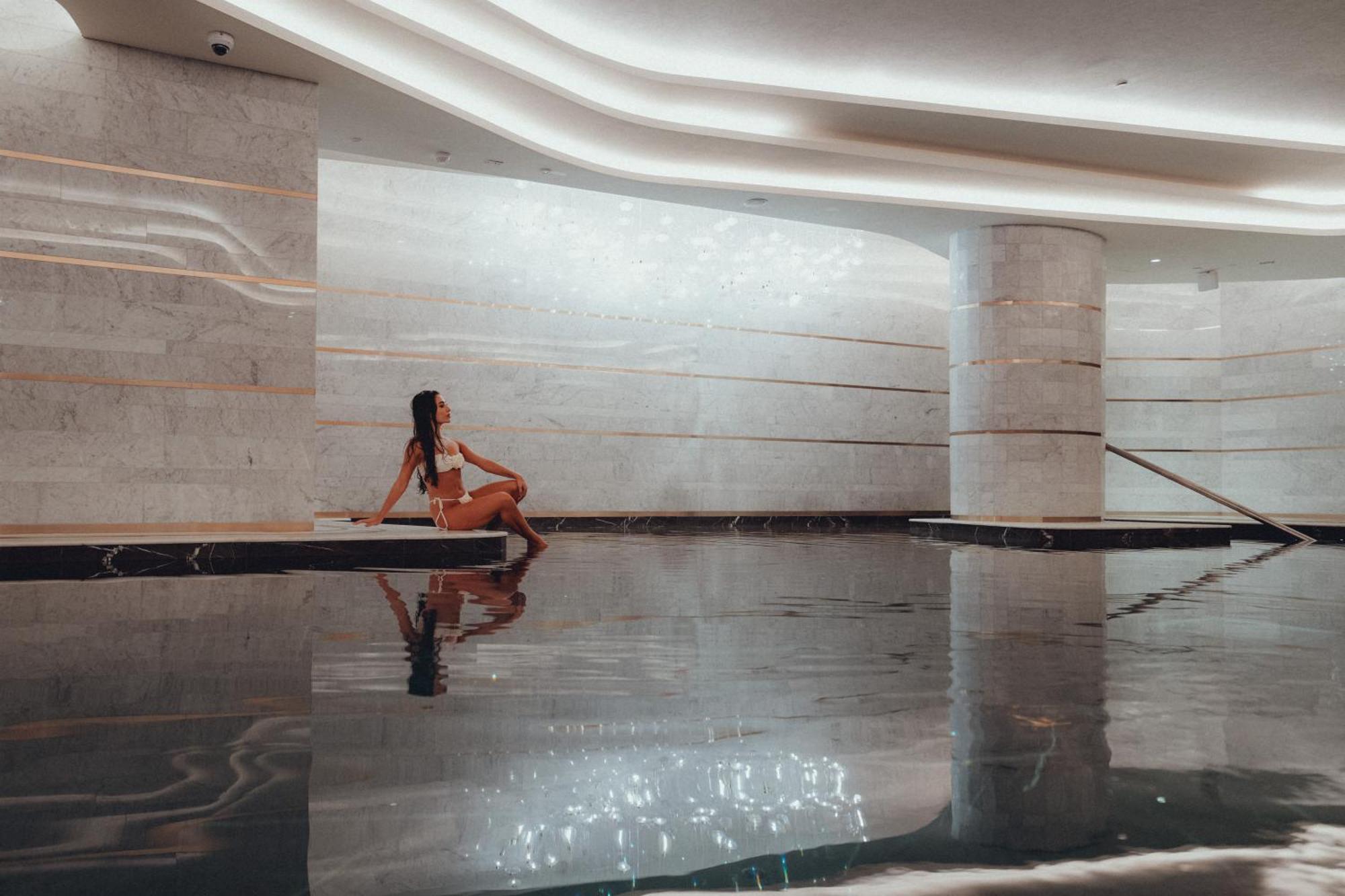 Five Luxe Hotel Dubaj Kültér fotó The pool at the spa