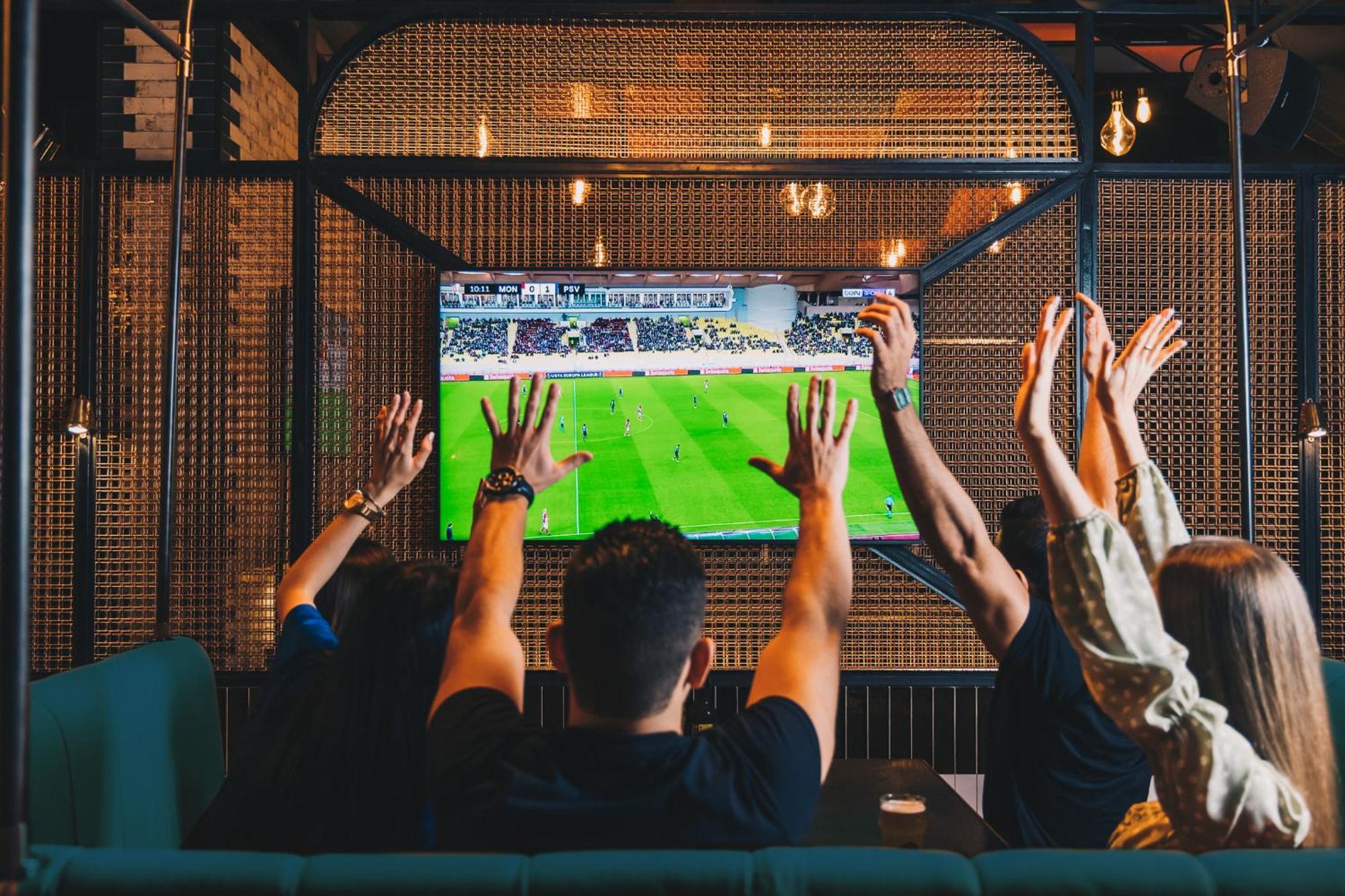 Five Luxe Hotel Dubaj Kültér fotó Watching a game on television