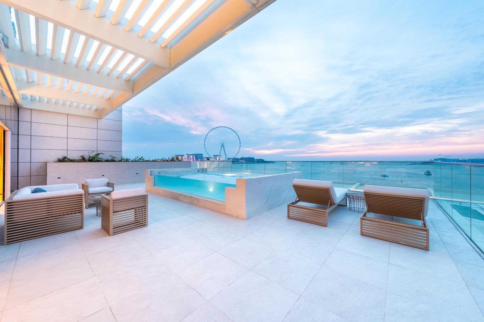 Five Luxe Hotel Dubaj Kültér fotó The rooftop pool at the hotel