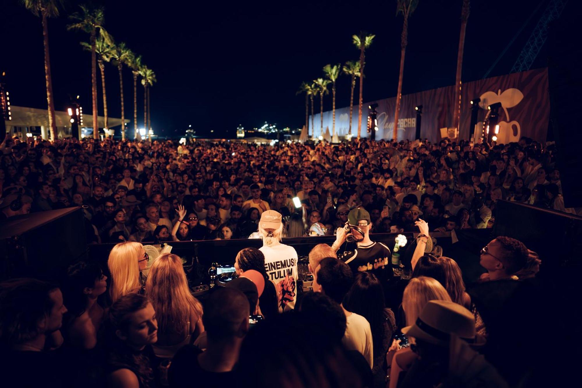 Five Luxe Hotel Dubaj Kültér fotó The crowd at the 2014 edition of the festival