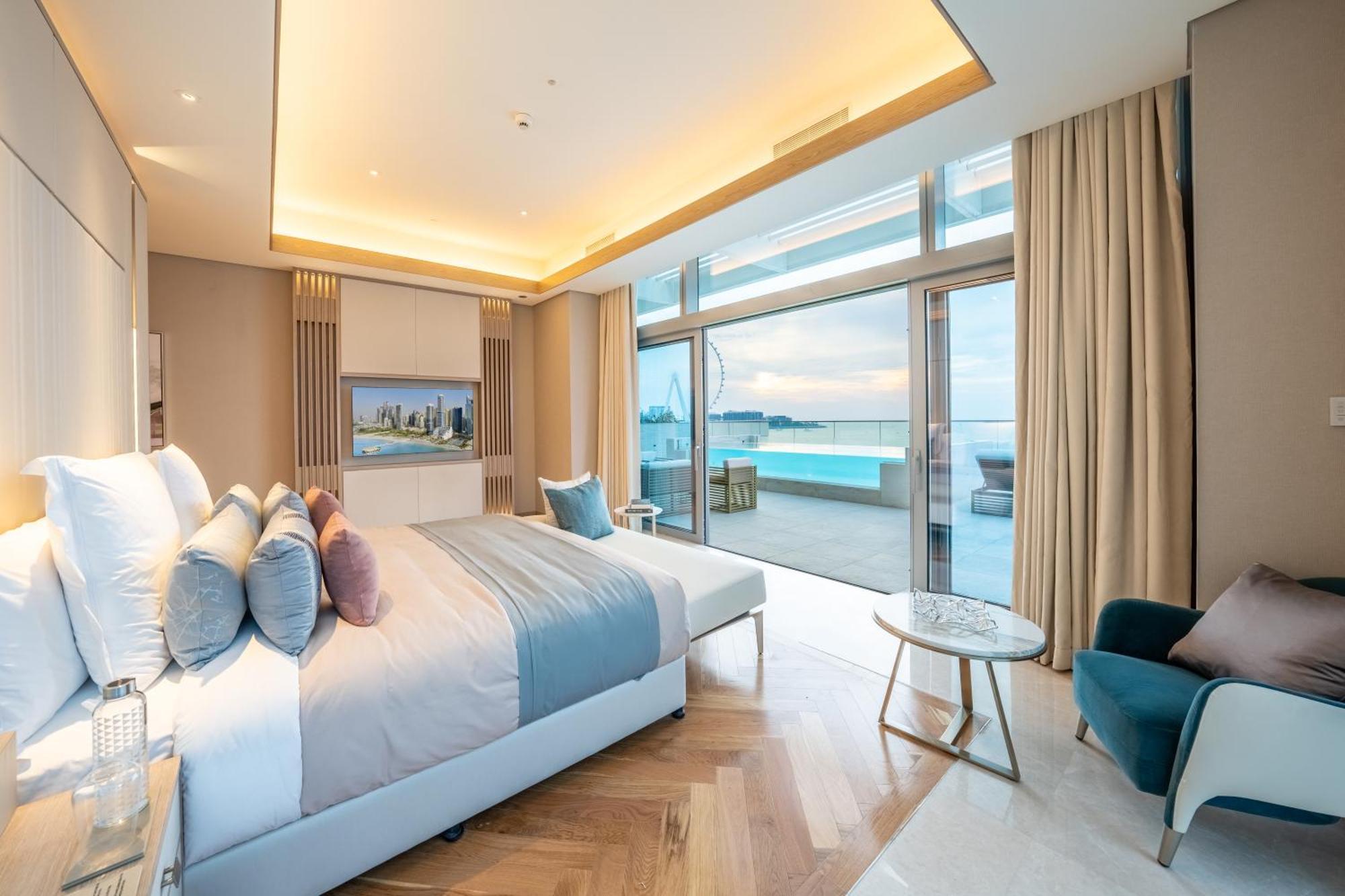 Five Luxe Hotel Dubaj Kültér fotó A bedroom at the hotel