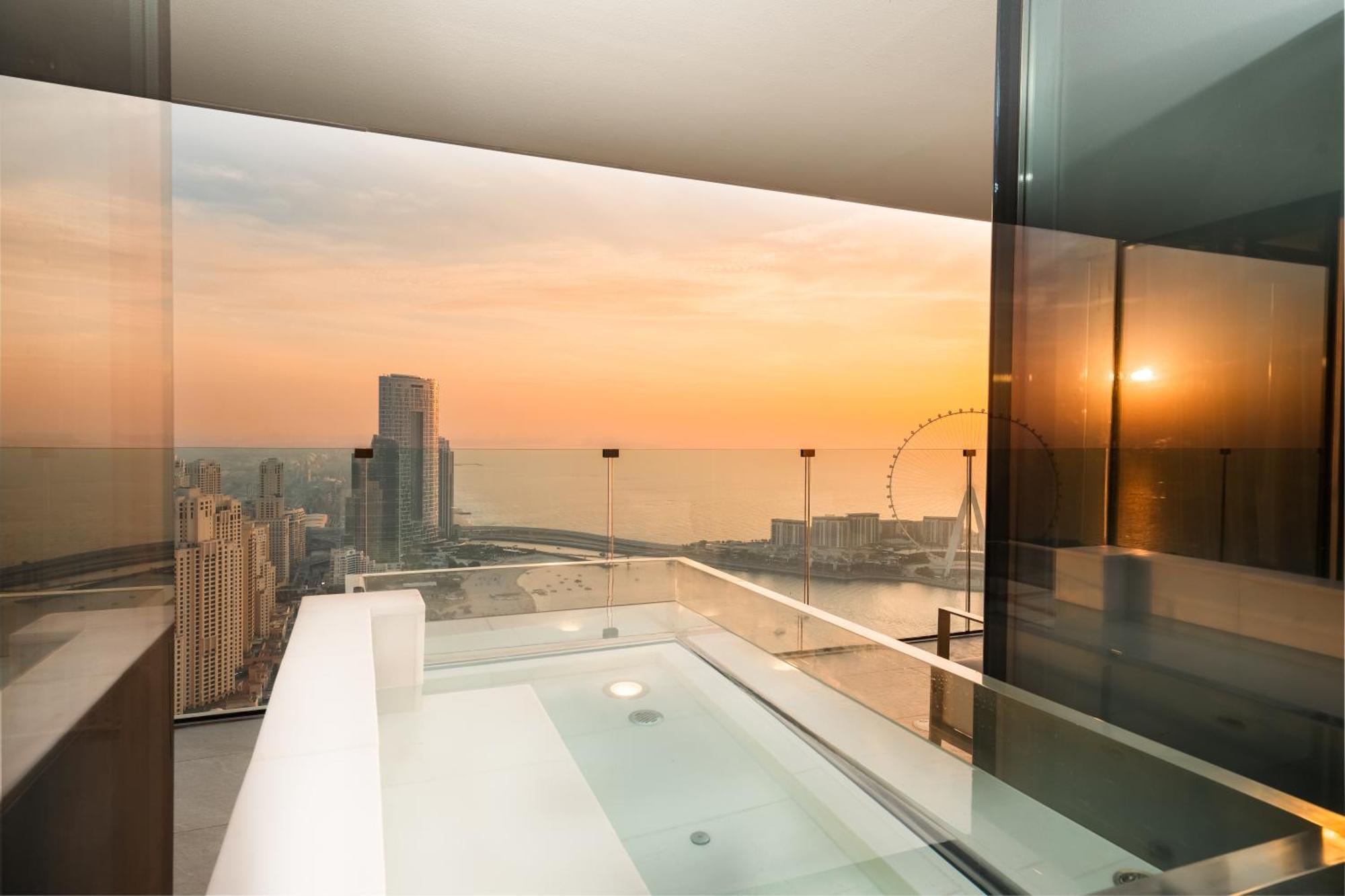 Five Luxe Hotel Dubaj Kültér fotó The view from the bathroom of a suite at the Marina Bay Sands