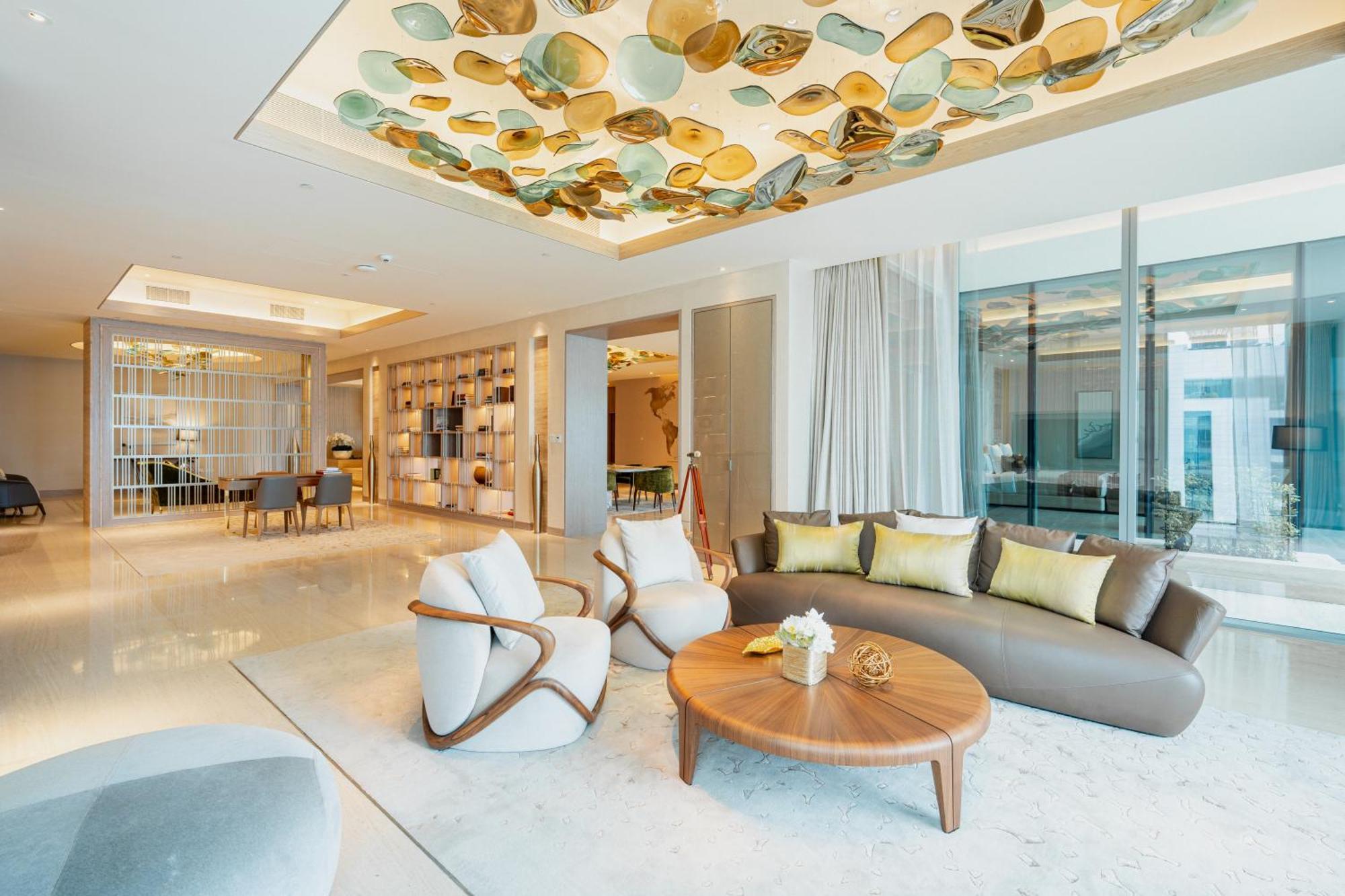 Five Luxe Hotel Dubaj Kültér fotó The living room of a three-bedroom penthouse