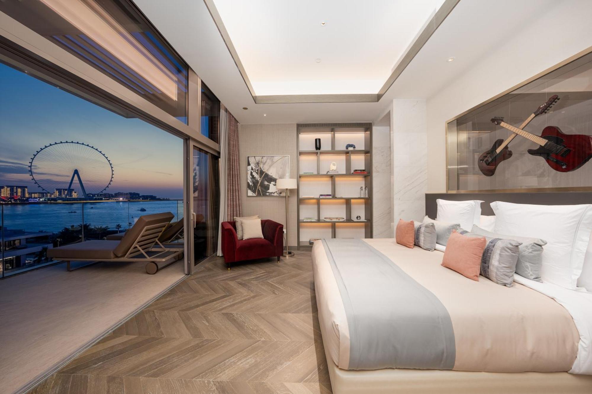 Five Luxe Hotel Dubaj Kültér fotó A bedroom at the hotel