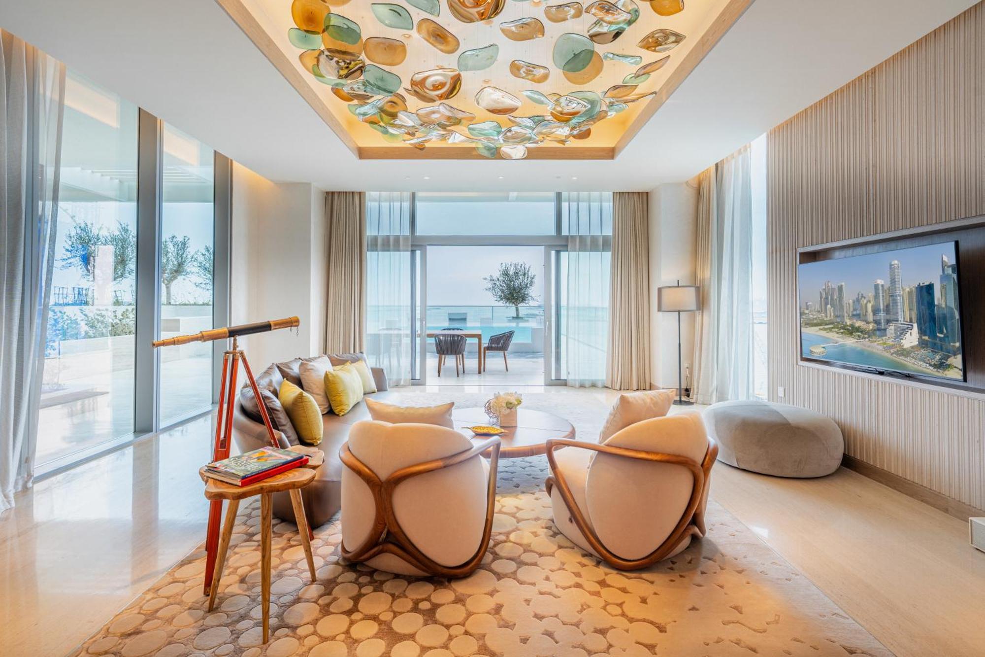 Five Luxe Hotel Dubaj Kültér fotó The living room of a three-bedroom apartment