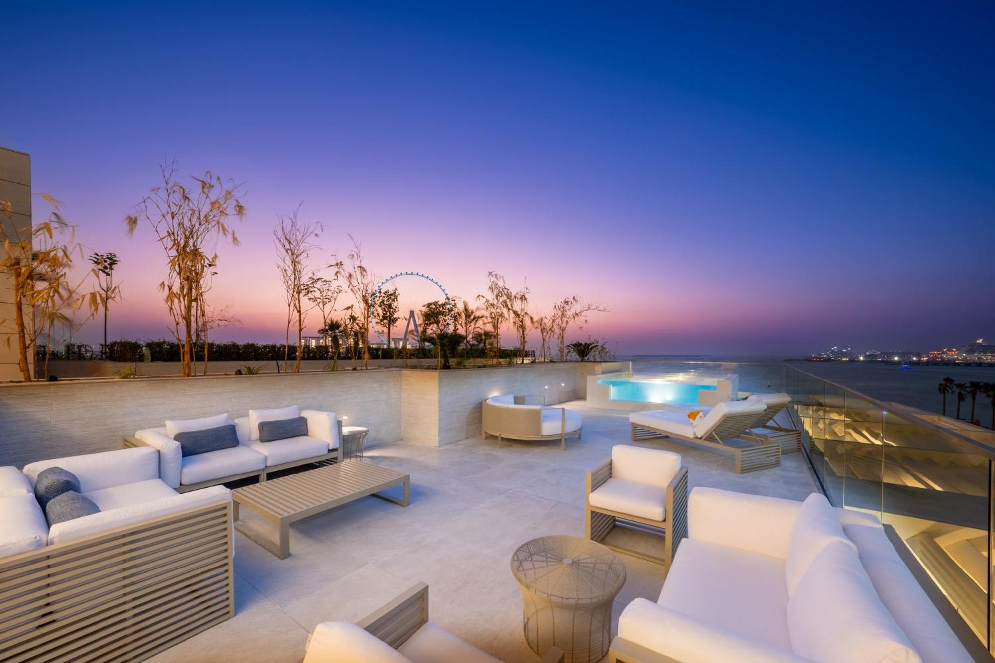 Five Luxe Hotel Dubaj Kültér fotó Rooftop pool at the Westin