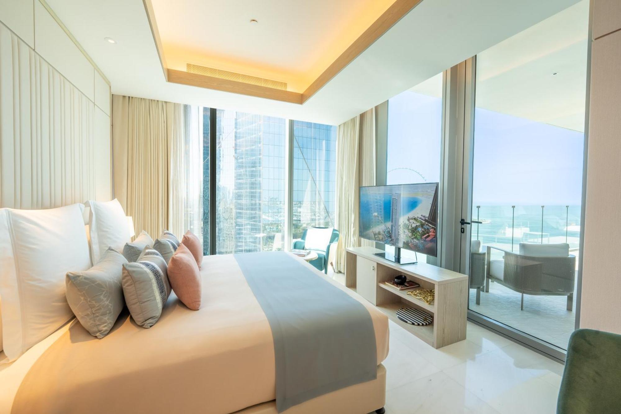 Five Luxe Hotel Dubaj Kültér fotó A bedroom at the Ritz-Carlton, Maldives