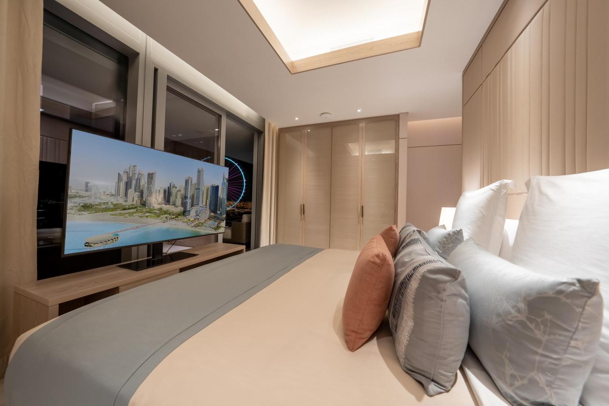Five Luxe Hotel Dubaj Kültér fotó A bedroom in the Ritz-Carlton, DIFC