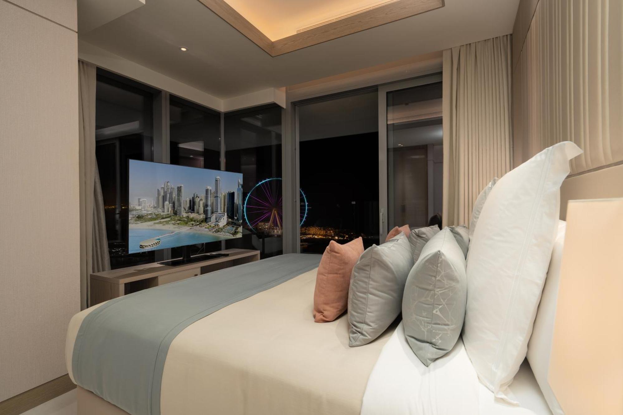 Five Luxe Hotel Dubaj Kültér fotó A bedroom at the Ritz-Carlton, DIFC
