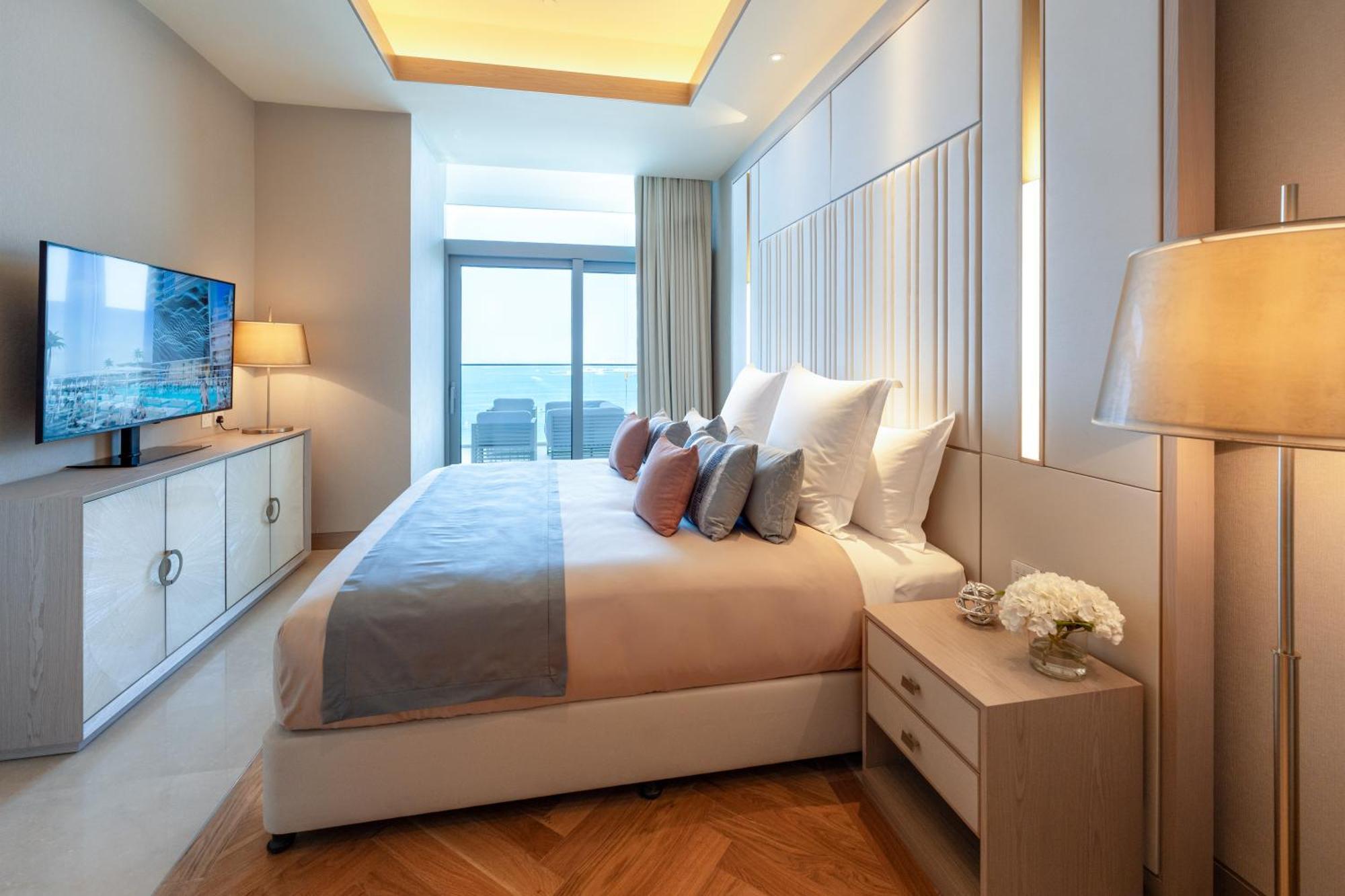 Five Luxe Hotel Dubaj Kültér fotó A bedroom at the hotel